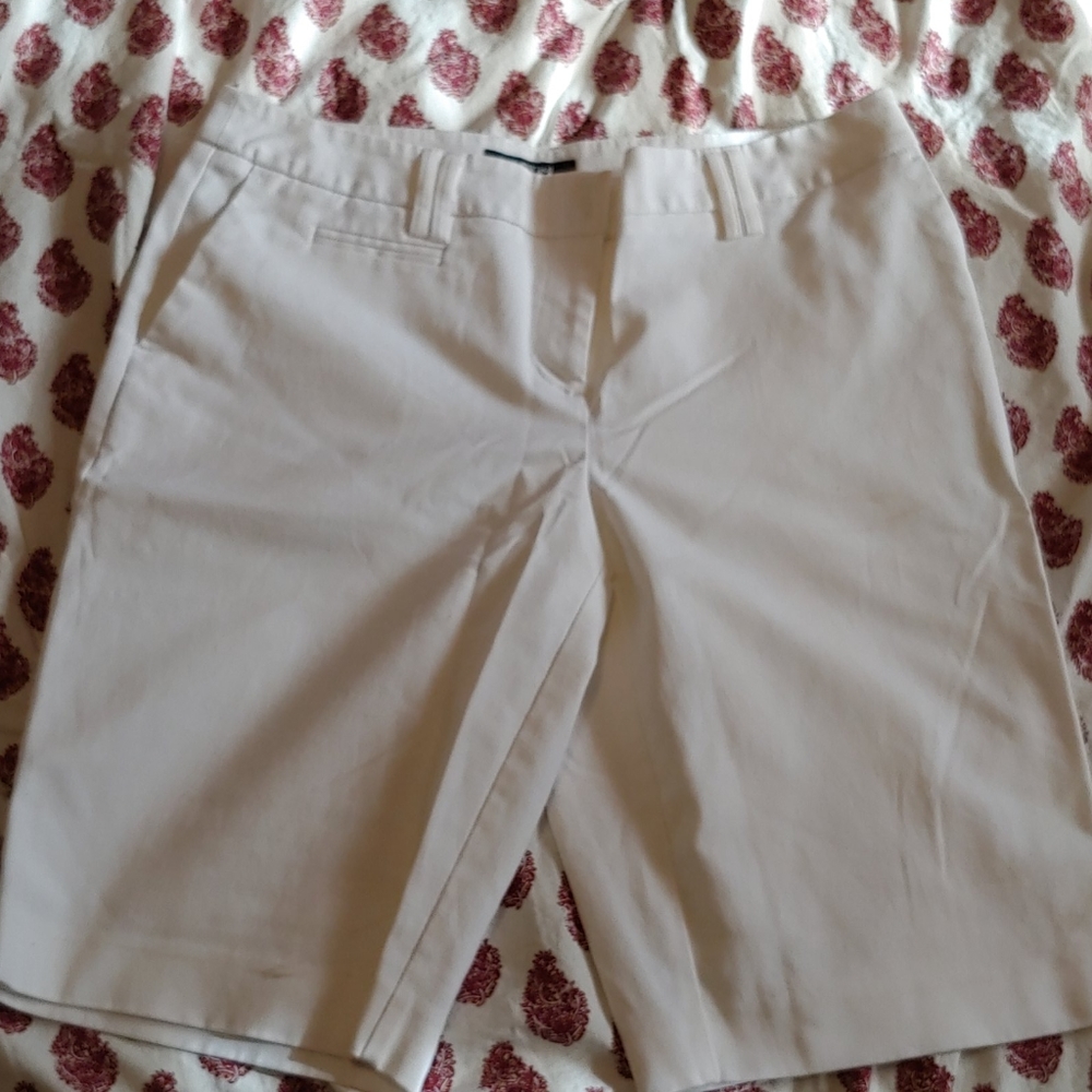 Apt 9 white bermuda shorts